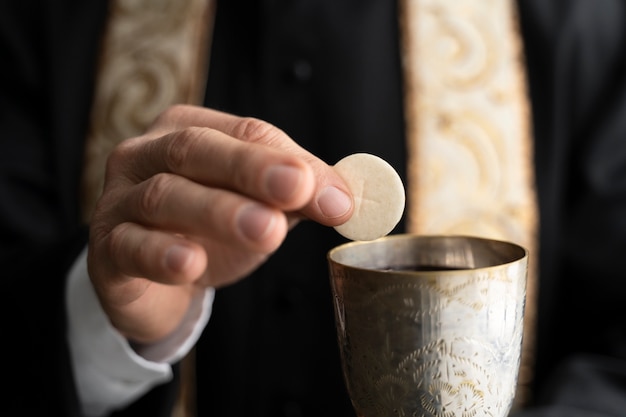 O Poder da Eucaristia na Vida do Cristão: Fonte de Graça, Unidade e Transformação