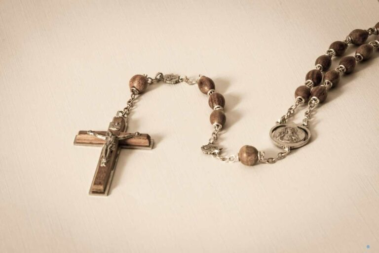 Sonhar com terço no chão